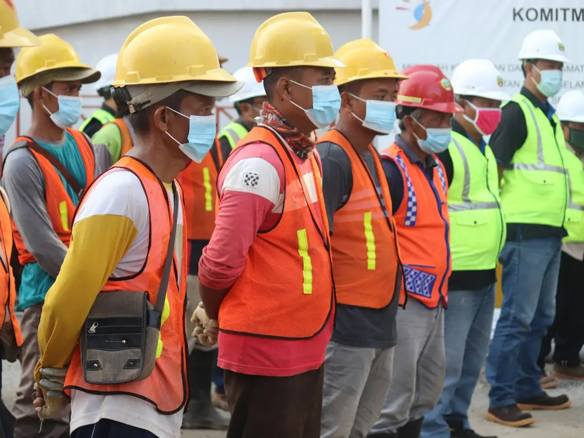 SafeZone — ilustrasi Deteksi zona terlarang · CCTV AI untuk K3
